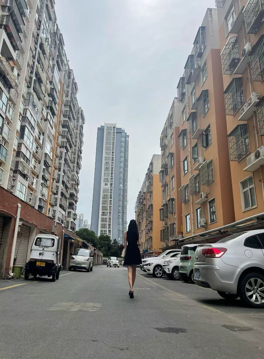 小短裙，大波浪，一扭一扭真像样
#人妻
#丝袜
#交换