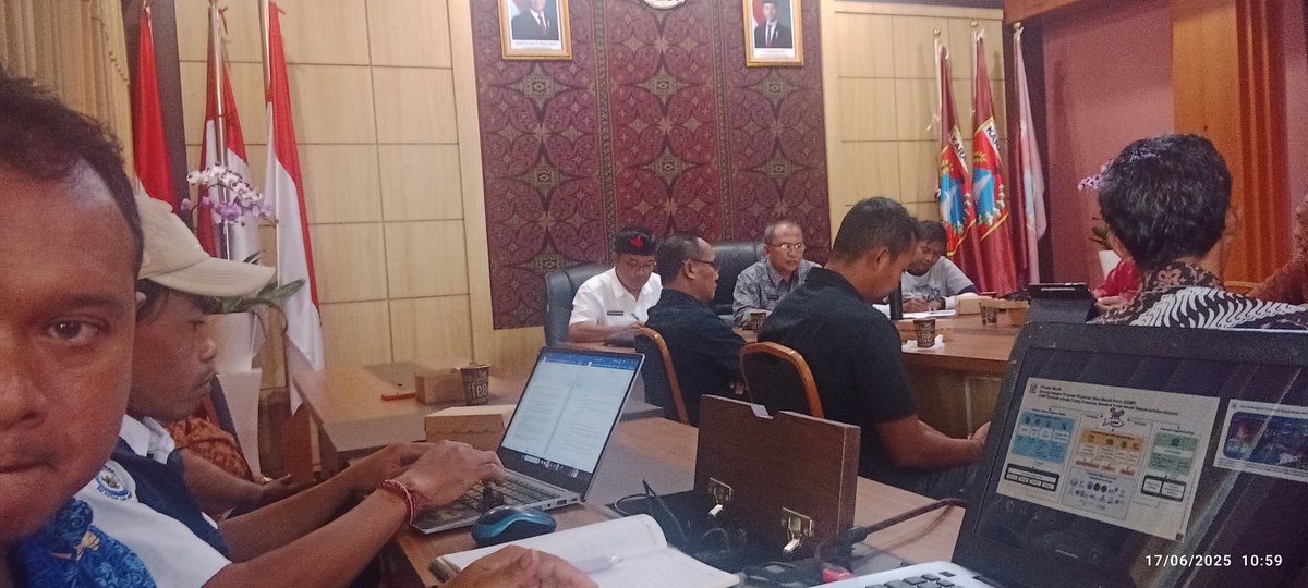 MaenTwit's tweet photo. Senin(17/6/25),Erwin,Luhkan Kab.Karangasem.Rakor KDMP Seraya Timur dan Kampung Nelayan bersama Asisten 2 Bupati, diskop,bappeda, PMD,Perbekel, koperasi mina#LuhkanSatminkalGONDOL #Karangasem
@bpbatmandiangin
@KarangasemKab
@kkpgoid
@BudidayaKKP
@bppsdm_kp
@bppsdm_gondol https://t.co/bOoeDn9UMf