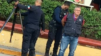 PrensaLyO.Mx (@prensalyo) on Twitter photo La policía de #Tequila, #Jalisco, que encabeza el morenista Diego Rivera Navarro detuvo sin explicación alguna al colega Camarografo de “N+” Jorge Alberto García, mientras cubría un operativo federal cerca del Palacio Municipal. Ojo: <a href="/CNDH/">CNDH en México</a>, <a href="/SEGOB_mx/">Gobernación</a> <a href="/CEDHJ/">CEDH en Jalisco</a> <a href="/Articulo19_/">Articulo19</a> La policía de #Tequila, #Jalisco, que encabeza el morenista Diego Rivera Navarro detuvo sin explicación alguna al colega Camarografo de “N+” Jorge Alberto García, mientras cubría un operativo federal cerca del Palacio Municipal. Ojo: <a href="/CNDH/">CNDH en México</a>, <a href="/SEGOB_mx/">Gobernación</a> <a href="/CEDHJ/">CEDH en Jalisco</a> <a href="/Articulo19_/">Articulo19</a>