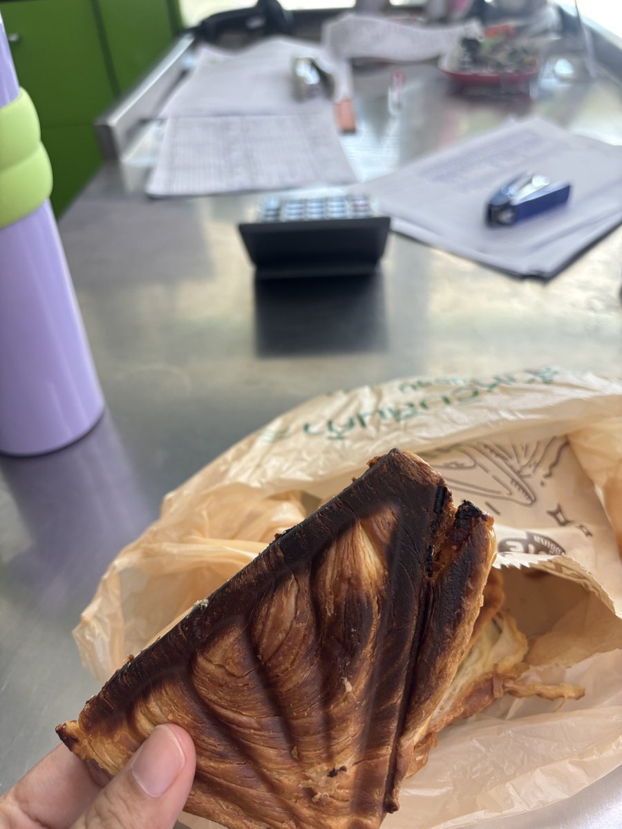 pansuda0603's tweet photo. ไหม้ขนาดนี้ กินได้หรอ ไม่เป็นแผ่นด้วย หลายรอบละสาขานี้ โมโหวว คนยิ่งหิว https://t.co/qz5b4YNnhQ