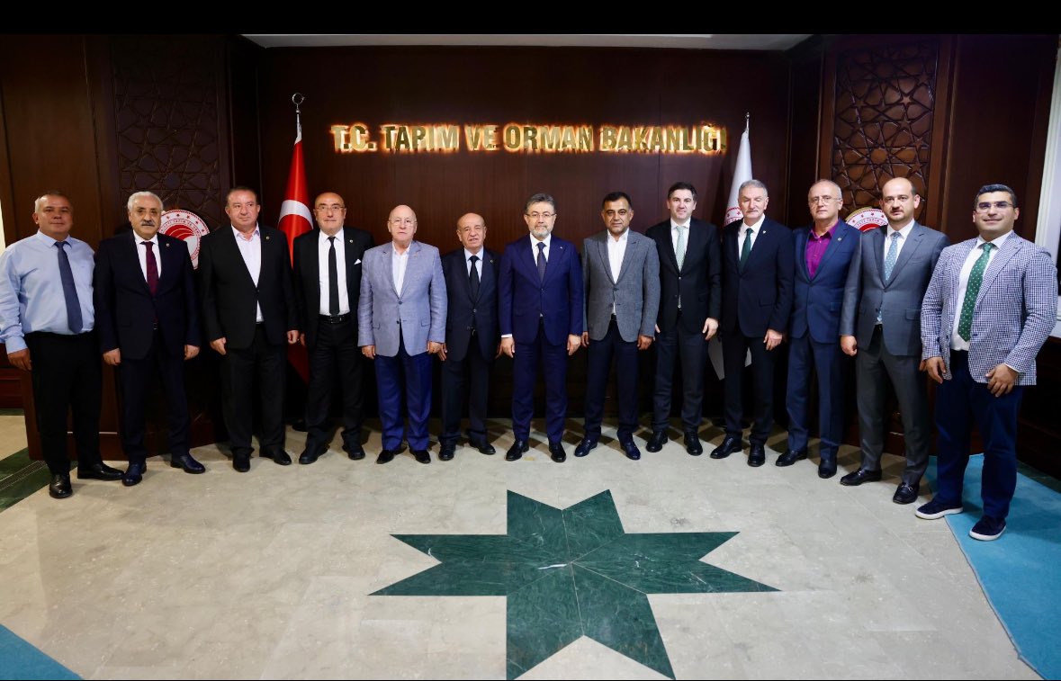 TUSAF Yönetim Kurulu Üyelerimizle birlikte, Tarım ve Orman Bakanımız Sayın İbrahim Yumaklı, Bakan Yardımcımız Sayın Dr. Ahmet Bağcı ve TMO Genel Müdürümüz Sayın Ahmet Güldal’ı Bakanlık makamında ziyaret ettik. 

Görüşmemizde sektörümüzün güncel durumu, yaşanan yapısal sorunlar ve