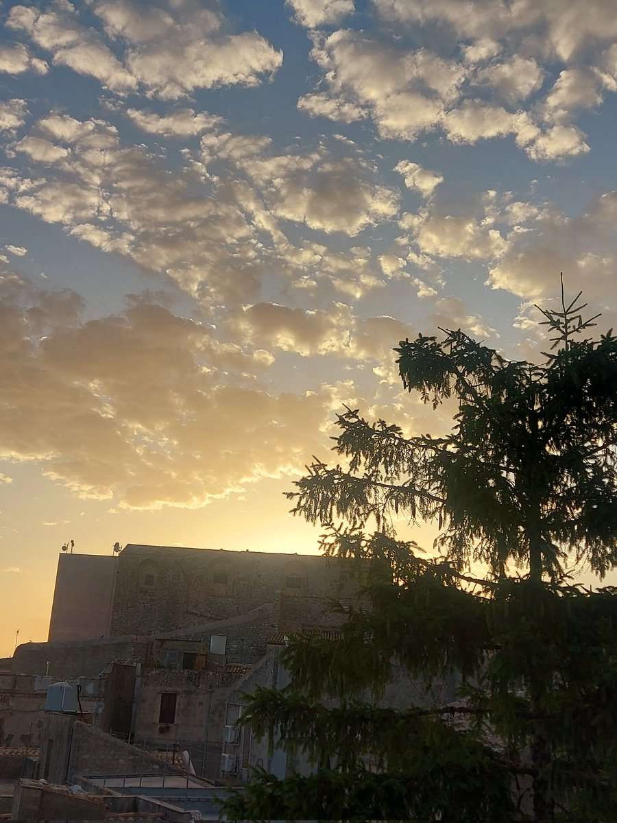 Ci sono mattine in cui l’alba non è solo luce, ma un segno che #tantoLeCose, prima o poi, trovano il loro posto.

#buongiorno 

📸la mia alba