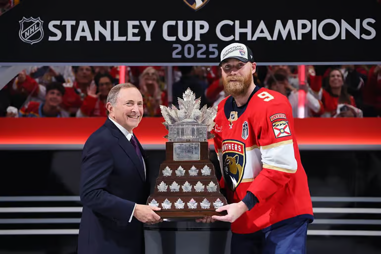 mikepunk1977's tweet photo. Sam Bennett with the Conn Smythe trophy #EDMvsFLA #TimeToHunt https://t.co/GWWnfycKY1