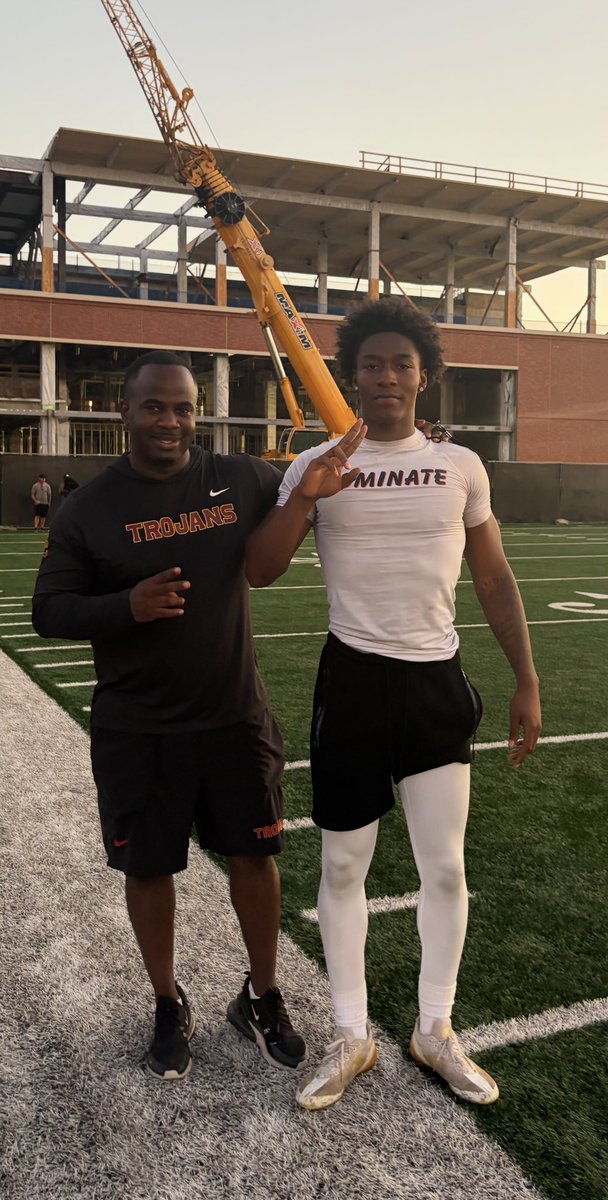 cjcheatcode's tweet photo. I had an amazing camp at the university of Southern California thanks to all the coaches and staff @uscfb @AnthonyJonesFB @OakHillsFootba1 @rickroan65 @NickMonica63 @coachmetty https://t.co/Zmm0qsLBgU