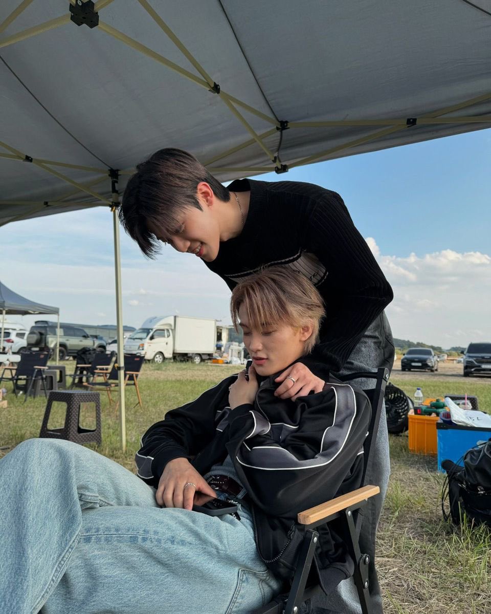 : น่ารักจัง มากับใครคะ
: มากับแฟนค่ะ