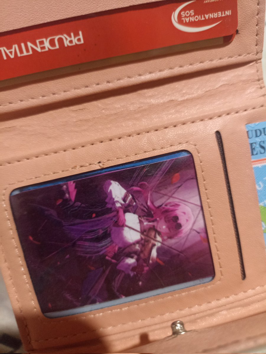 07KAFKA's tweet image. itu normal kok??? lihat ni, foto cewe ku juga di dompet