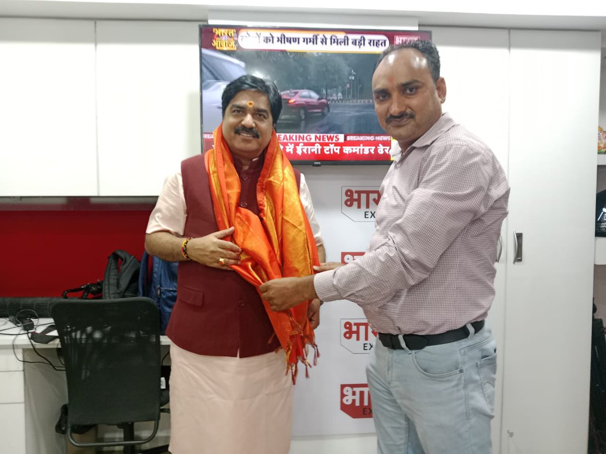 abhishekpandey2's tweet image. Bharat Express के मुंबई दफ्तर में बीजेपी के राष्ट्रीय प्रवक्ता बड़े भाई Prem Shukla जी का आगमन हुआ 
साथ ही वरिष्ठ पत्रकार बड़े भाऊ संदीप सोनवालकर जी का भी आगमन हुआ 
भारत एक्सप्रेस ऑफिस आने के लिए बहुत बहुत धन्यवाद आप दोनों का 
#bharatexpress
@PremShuklaBJP @sandi1971 @UpendrraRai