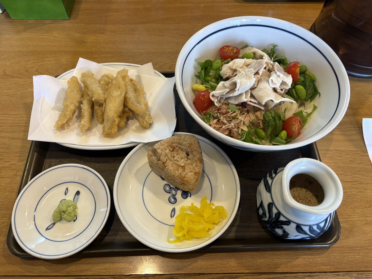 三度目の正直で、やっと食べれました🍜

気温33度と暑い日なので、より冷たくて美味しかったです😋

※ゴボ天とかしわ飯おにぎり🍙は別です

でも、うどん県の福岡人には、ゴボ天をトッピングで付けたくなりますよね笑

#初夏のうどん祭り
#ウエスト
#ナカジー
#ナカジー豚しゃぶ