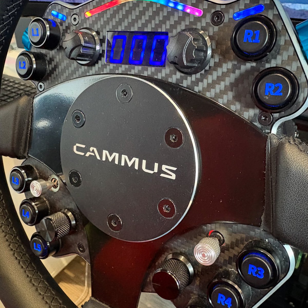 こんにちは☀️今日はCAMMUSのとある品物が到着予定。配送会社からフォークリフトありますか？と聞かれましたがないので受け取れるか心配ですが。お楽しみに！！