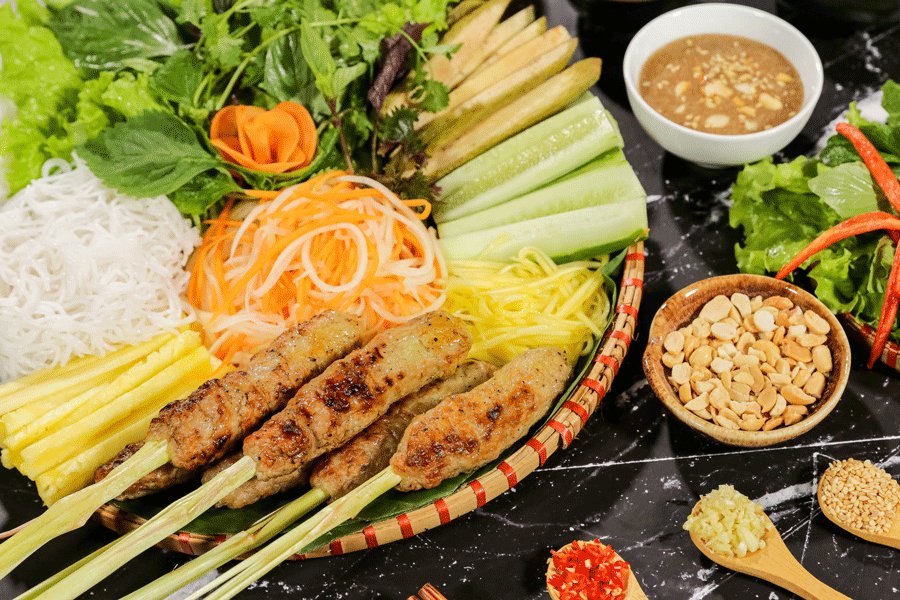 AsiaKingTravel's tweet image. Découvrez que manger à #Hué avec notre sélection des 8 #spécialités culinaires les plus savoureuses - #plats impériaux, street food, desserts typiques #vietnam #cuisine 
----------
👉asiakingtravel.fr/blog/8-special…