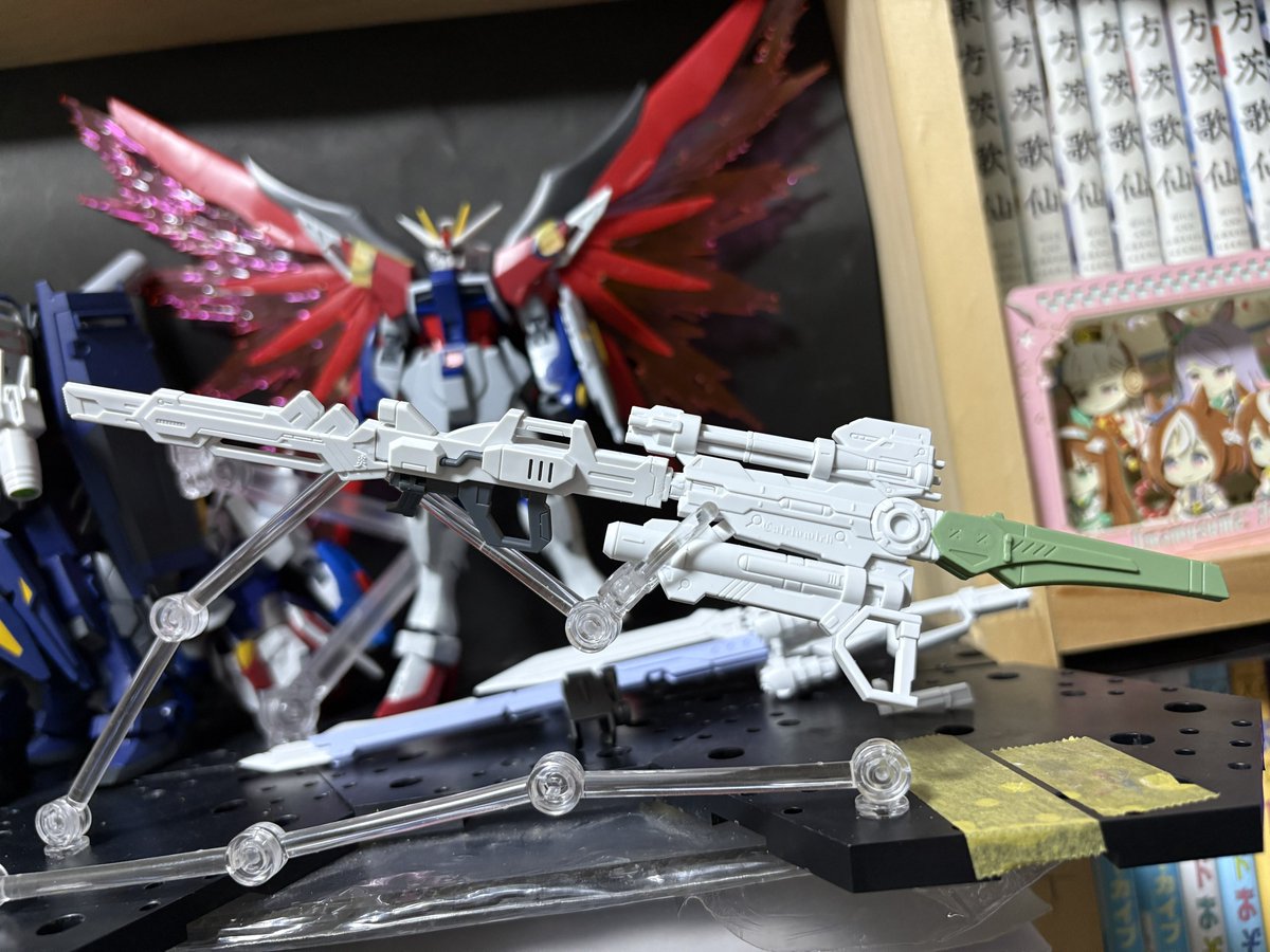 #ガンプラ 
アロンダイト炎&amp;長距離ビーム砲炎&amp;ビームライフル炎、出来た！

今回はちゃんと剣先もビルドカッターにしたぞぉ···
獄炎では忘れてたからな

あとライフルはイモフリの奴ベースにしてみた、良い感じになったかな？

これで本体と武器はほぼ完成、あとはゼウスの方もうちょい弄りたいな