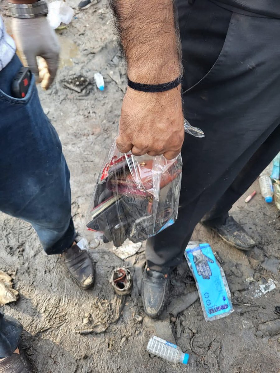journalistlegi's tweet photo. Plane crash; 100 pounds of gold jewellery recovered from wreckage
- Passports, Bhagavad Gita book also recovered
- Arrangements to return to next of kin...
@Journalistlegi
#AirIndia #PlaneCrash #GoldJewellery #Cash #Passports #BhagawadGita #HandedOver #Police #SriLanka #LKA #SL https://t.co/OsUk8yjBUA