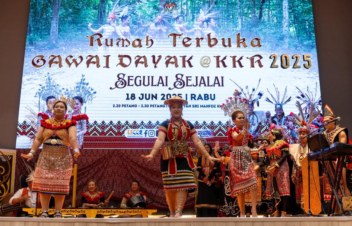 'Bila budaya dibawa merentas sempadan, yang tinggal bukan hanya adat tapi rasa.'

Hari ini, rasa itu cukup kuat. Ia hidup dalam setiap senyuman, pakaian tradisi, irama muzik dan aroma hidangan yang mengisi ruang di Kementerian Kerja Raya.

Buat pertama kalinya, Sambutan Gawai