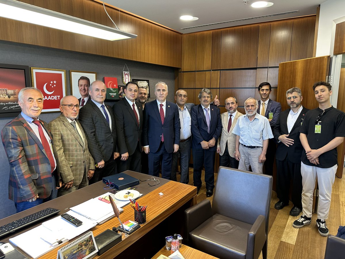 Grup toplantımız sonrası Bağcılar İlçe Başkanımız Erhan Açıkgöz Bey ve yönetim kurulu üyeleri Meclis’teki odamızda bizi ziyaret ettiler. 

Nazik ziyaretleri için teşekkür eder, çalışmalarında üstün başarılar dilerim.