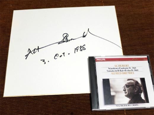 ebinenco's tweet image. 世界的なピアニスト　アルフレート #ブレンデル の訃報が打電された。私は彼が弾く素直で自然なシューベルトの演奏が好きだった。彼はよく知的と評されるが、私は彼の歌心が好き。彼のリサイタルは学生の時に１度だけ聴けた。モーツァルト、ブラームス、リストの３つの変奏曲。サインもいただけた。