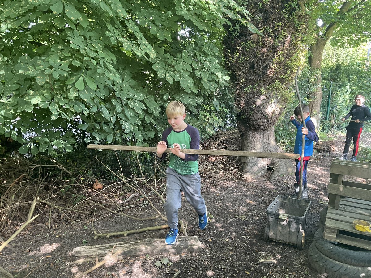 We have been exploring in Forest school this morning, building dens and doing some outdoor crafts! 🌳🌱🪵  #pdaforestschool