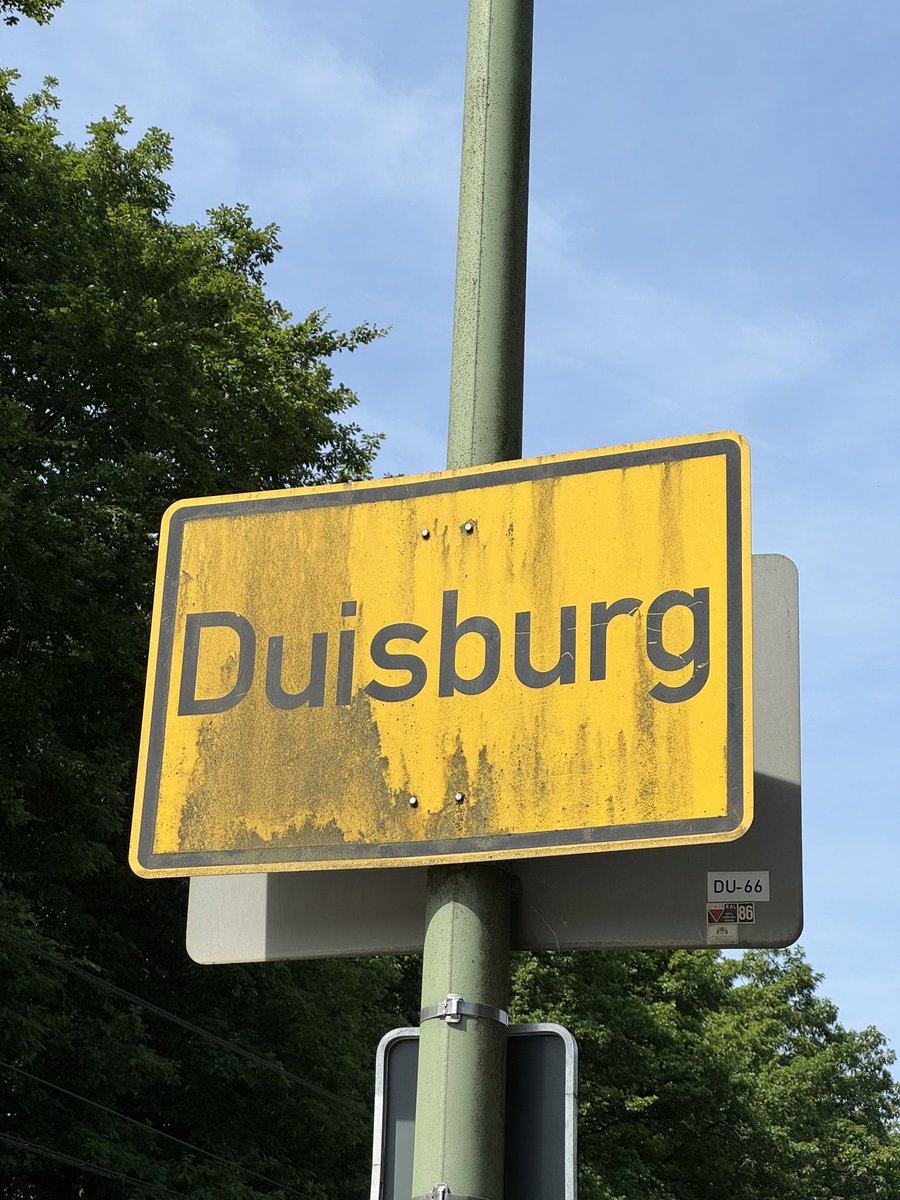 dieses schild sagt viel über die stadt aus 💀