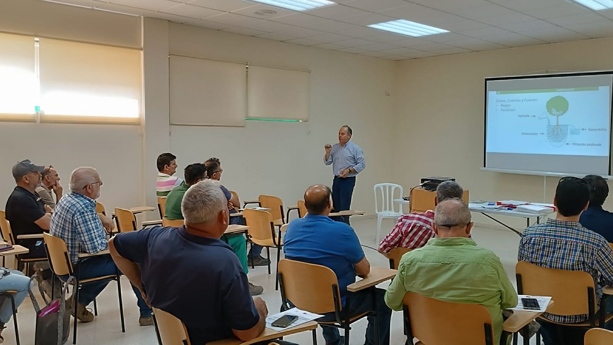 El #IFAPA celebra en Lebrija (Sevilla) un Seminario de Asesoramiento al #Regante, iniciativa que combina teoría con #prácticas en parcelas experimentales💧🧑‍🌾

Se identifican las limitaciones y soluciones para racionalizar #agua y #fertilizantes en una agricultura más automatizada