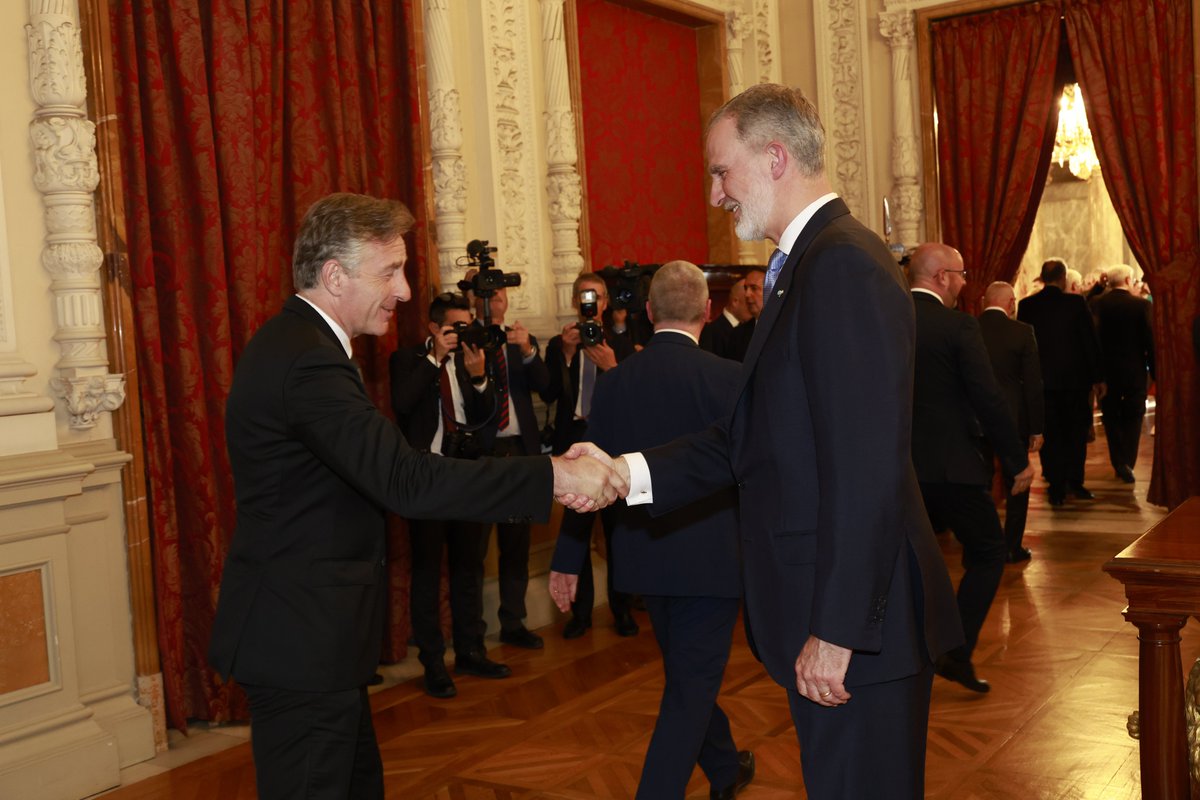 El Embajador <a href="/ennodrofenik/">Enno</a> y el Rey Felipe VI, en el acto institucional conmemorativo del 40. aniversario de la firma del Tratado de Adhesión de España a las Comunidades Europeas el 12 de junio. 🇪🇸 🇪🇺

#EspañaEnlaUE #TratadoDeAdhesión