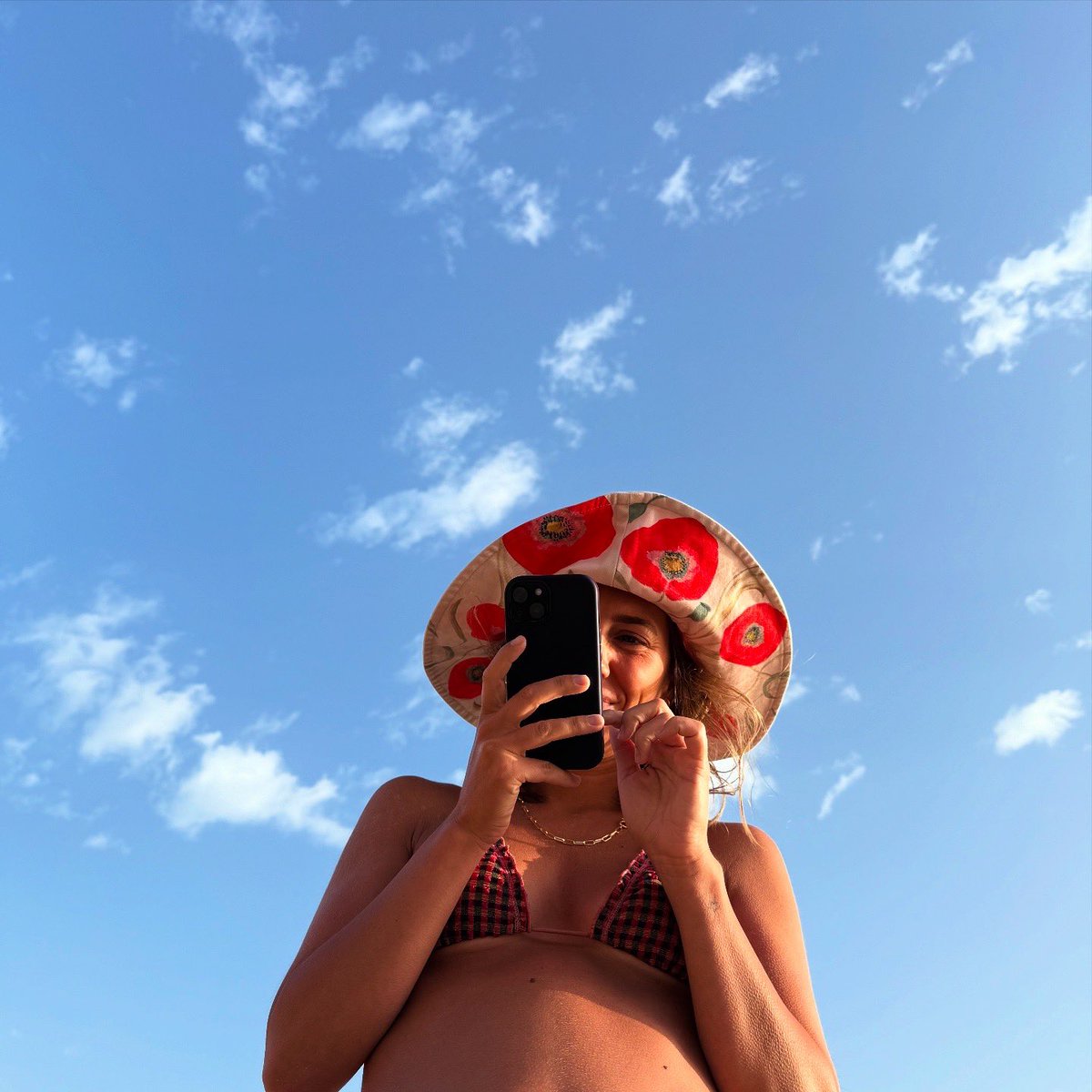 Currino's tweet image. Los lunes el sol