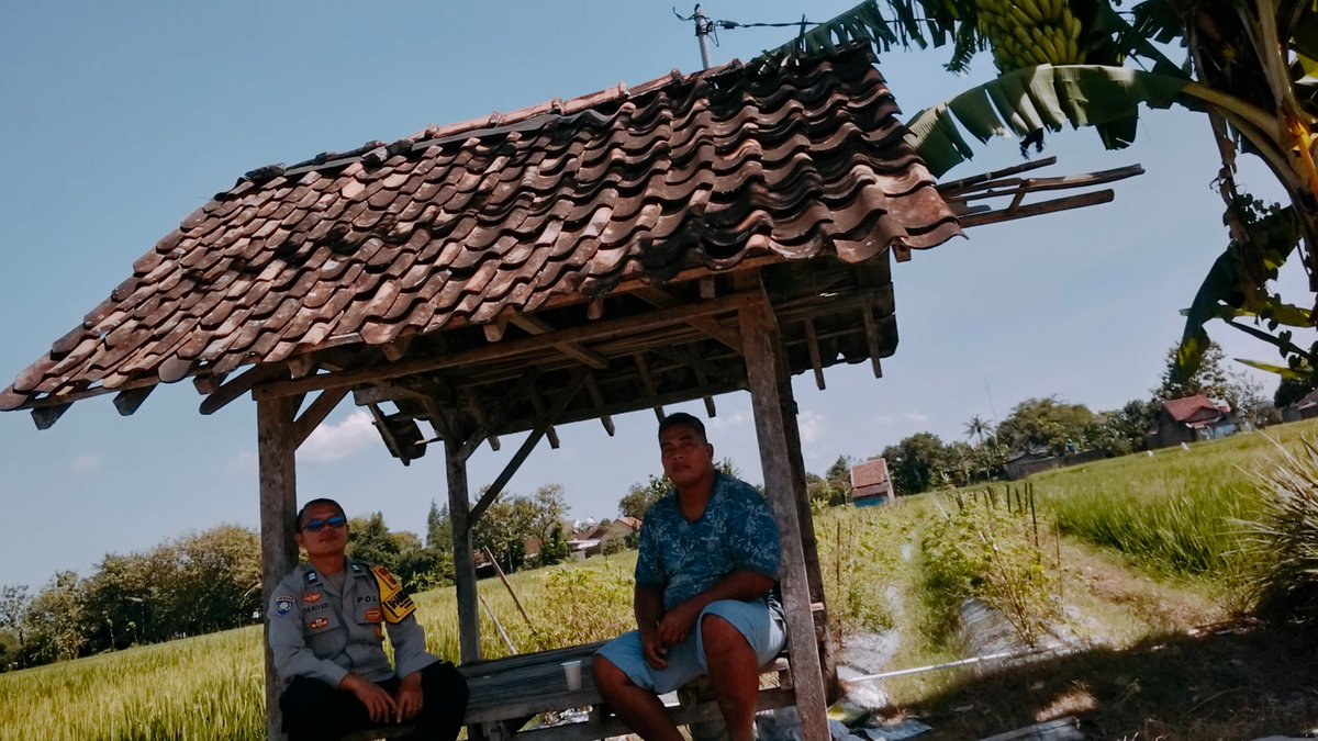 DirmanDirm97435's tweet photo. Bhabinkamtibmas Kalurahan Sabdodadi melaksanakan kegiatan sambang ke wilayah Neco, Jogroho, dan Bulak Sawah Kadibeso.
#PolriHadir #PolsekBantul #Bhabinkamtibmas #SambangWarga #Harkamtibmas #PolresBantul #Sabdodadi #Binmas #AmanTertib https://t.co/jCgaOUbNee