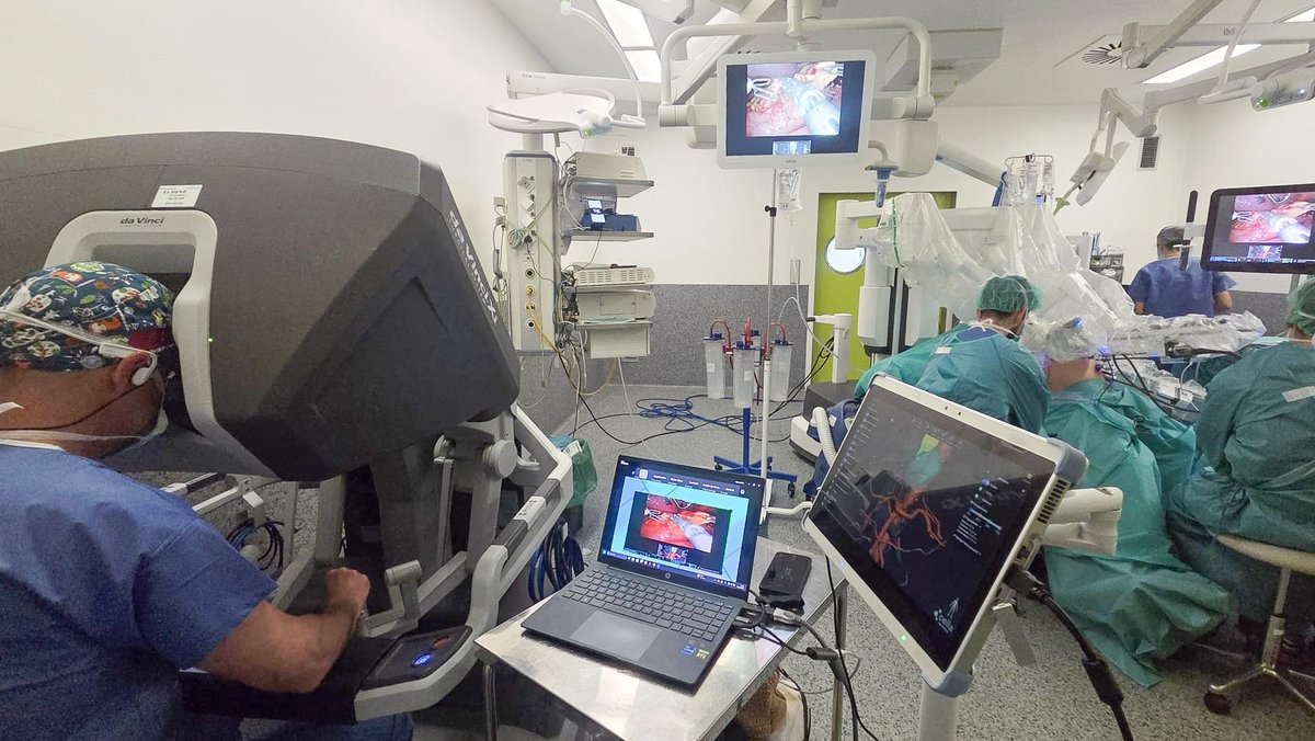 Cella Medical Solutions (@cellamedical3d) on Twitter photo 🔵👨🏻⚕️ Cirugía robótica en directo: Esofagectomía #IvorLewis con reconstrucción #3D.
En una nueva retransmisión de la <a href="/aecirujanos/">aecirujanos</a>, el Dr. Miguel Toledano está interviniendo a un paciente con adenocarcinoma de la unión esofagogástrica y una hernia de hiato de tamaño considerable. 🔵👨🏻⚕️ Cirugía robótica en directo: Esofagectomía #IvorLewis con reconstrucción #3D.
En una nueva retransmisión de la <a href="/aecirujanos/">aecirujanos</a>, el Dr. Miguel Toledano está interviniendo a un paciente con adenocarcinoma de la unión esofagogástrica y una hernia de hiato de tamaño considerable.