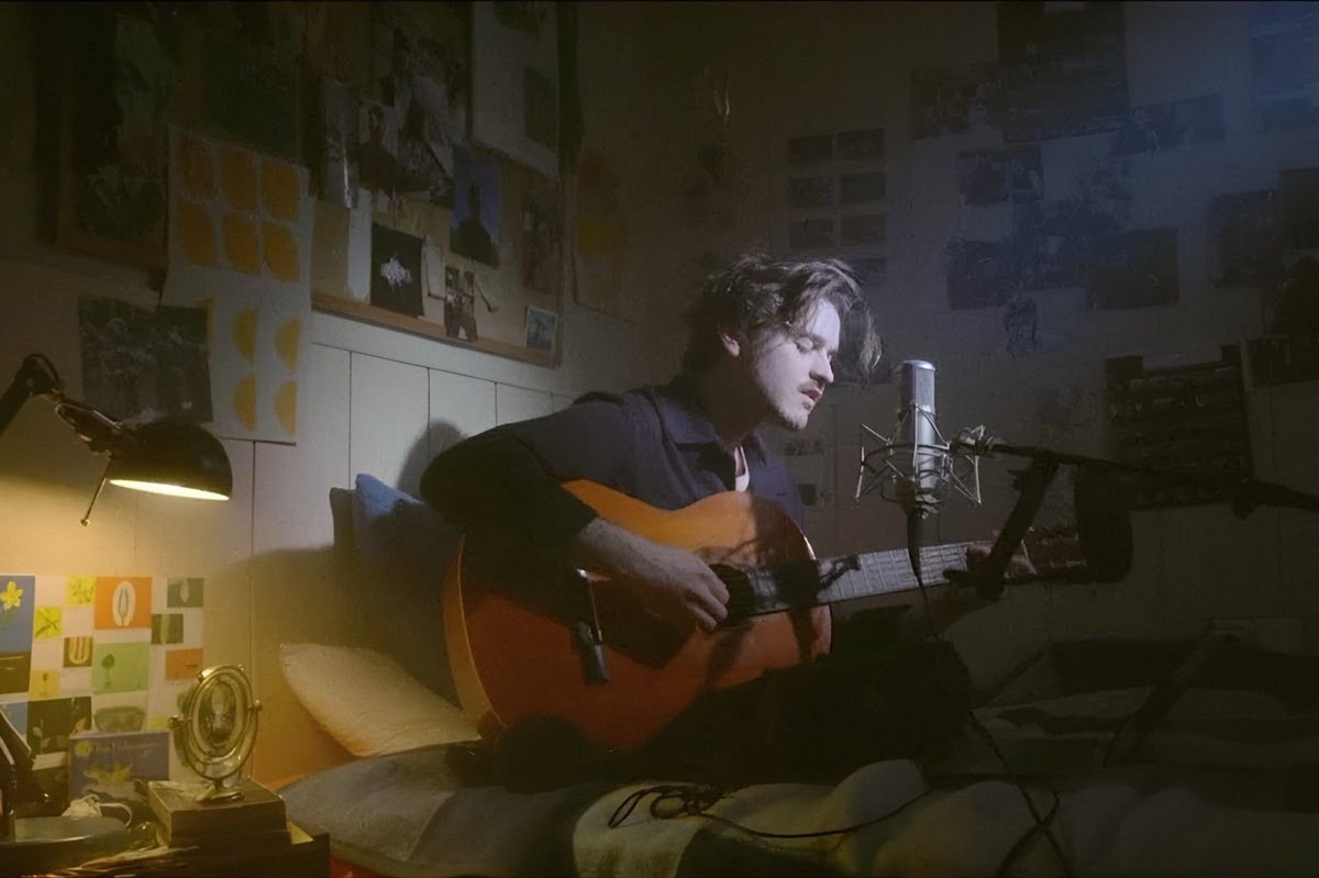 Estrenem en primícia el nou videoclip del músic collbatoní <a href="/Lluisarruga/">Lluís Arruga</a>, "Això no és una sitcom" 🛋️💥

Descobreix-lo!! ⬇️⬇️
enderrock.cat/noticia/29771/…