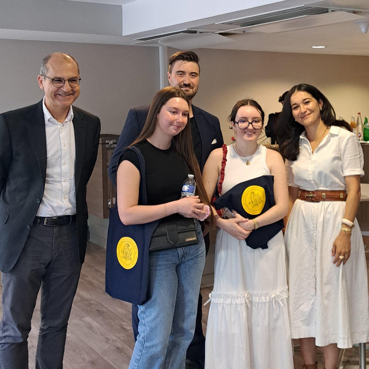 etude_andriveau's tweet photo. C'est avec joie que nous avons accompagné l’envol des #BTS collaborateurs juristes #notarial à @INFN_
Séréna Trincal a remis des prix aux #étudiants en présence de David BASNIER et Vincent Perruchot-Triboulet. Bravo à Jessy Bernier, Eva Goncalves et Colleen Hasard. https://t.co/dAbpoQp96Y