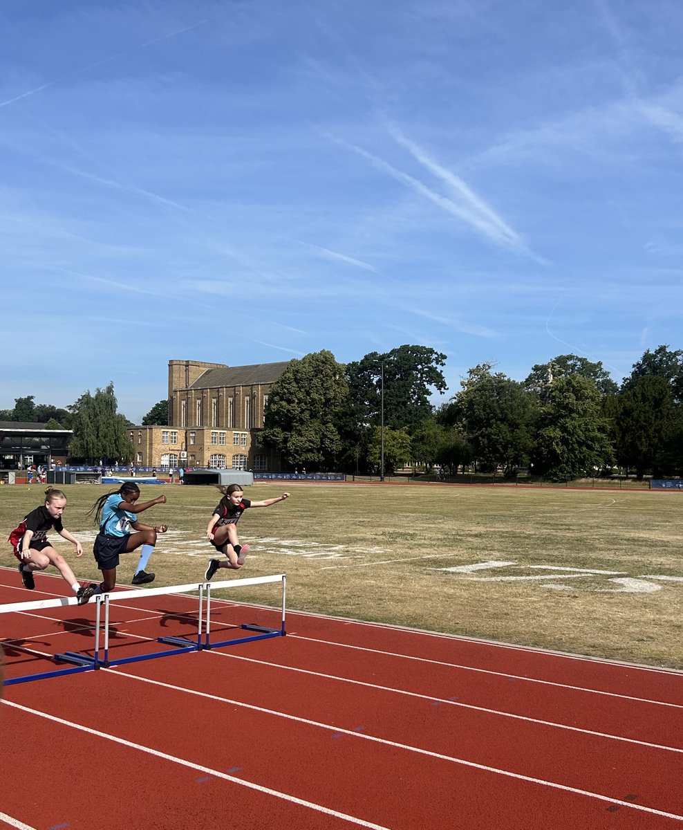 Great result for Annabel in Y7 - 3rd place in her Hurdles heat! Such a technical discipline and she approached it with fantastic determination.

#hampton_high