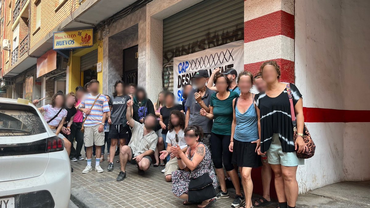 SdHValencia's tweet photo. 🔵 ATURAT!!

Gràcies a la pressió a la porta i a jutjats, hem aconseguit aturar el desnonament fins a nou avís.

Ni la llei d’habitatge ni els partits polítics, som nosaltres els que assegurem les nostres cases! Força sindicat 💪🏻 https://t.co/a73g19ooO8