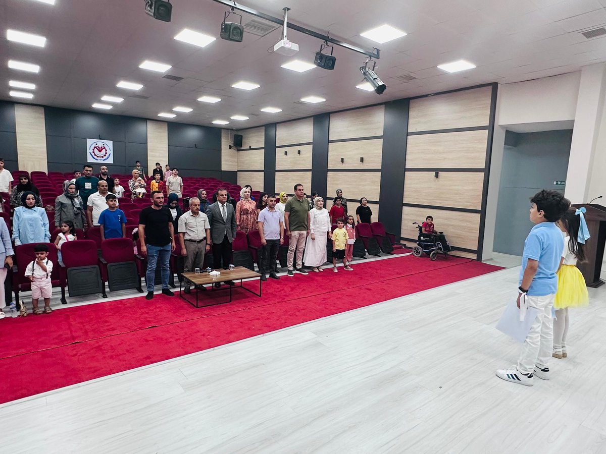 İlçe Milli Eğitim Müdürümüz Cengiz Kılıç ve Şube Müdürlerimiz Dargeçit Yunus Emre İlkokulu 4/A Sınıfı Öğretmeni Berivan Akın Kılıç’ın Organize ettiği Mezuniyet Etkinliğine katıldı.Kısa bir konuşma yapan Müdürümüz öğrencilerin Mezuniyetini kutladı.
<a href="/ali_eyyupkoca/">Ali Eyyupkoca</a> 
<a href="/mardinilmem/">Mardin İl Millî Eğitim Müdürlüğü</a>