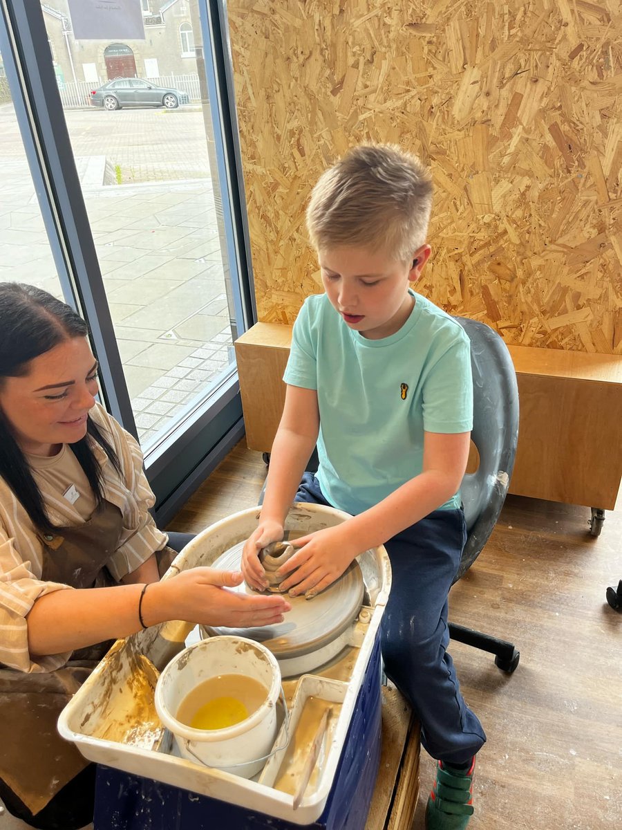 Mae Mudwerx Bespoke Pottery wedi gweld llwyddiant busnes yn ddiweddar ar ôl pythefnos yn meddiannu ein huned dros dro ym Marchnad #Maesteg 👇 Dysgwch fwy am yr uned dros dro 🔗 penybontarogwr.gov.uk/newyddion/croc…