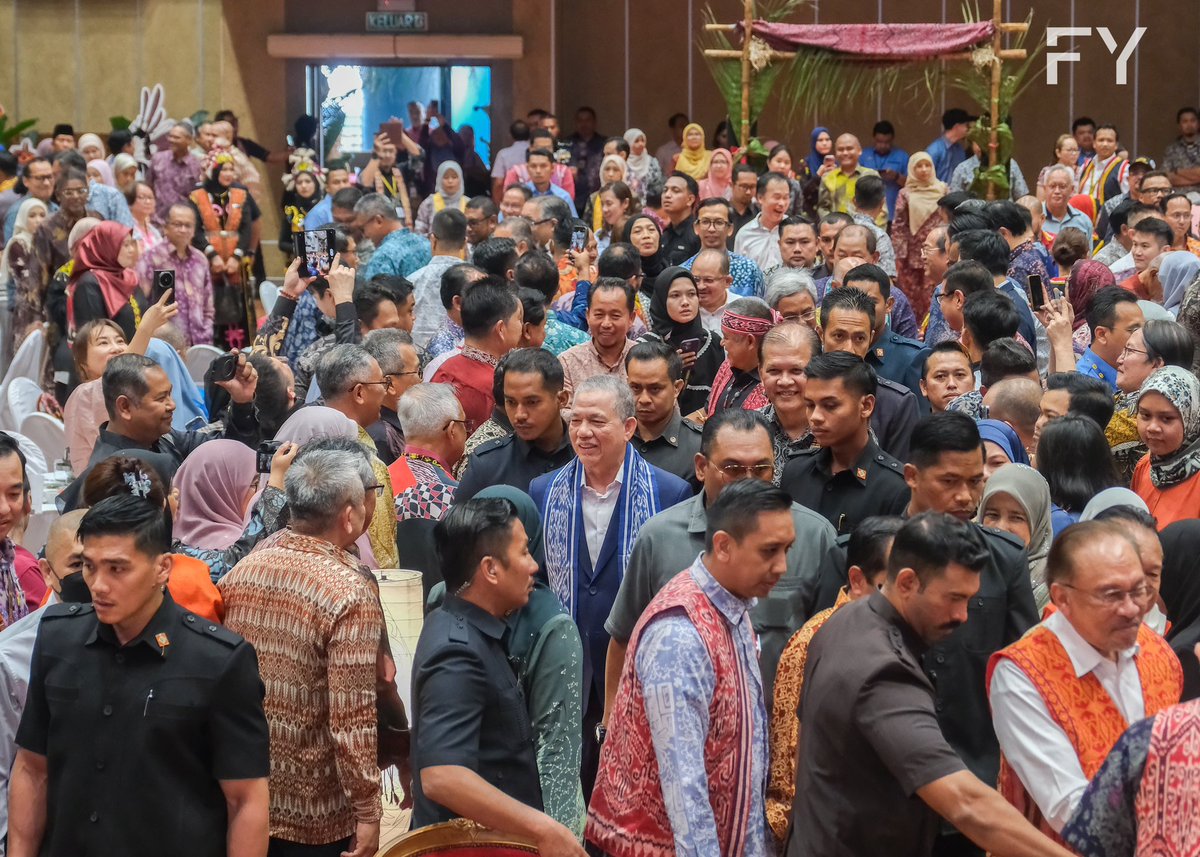 Kuala Lumpur | 18 Jun 2025 | Rabu

Berkesempatan menghadiri Rumah Terbuka Gawai @ KKR 2025 ‘Segulai Sejalai’ di Dewan Tan Sri Mahfoz Khalid, Kementerian Kerja Raya (KKR) hari ini tadi.

Majlis diseri dan dimeriahkan dengan kehadiran YAB Perdana Menteri, Dato Seri Anwar Ibrahim