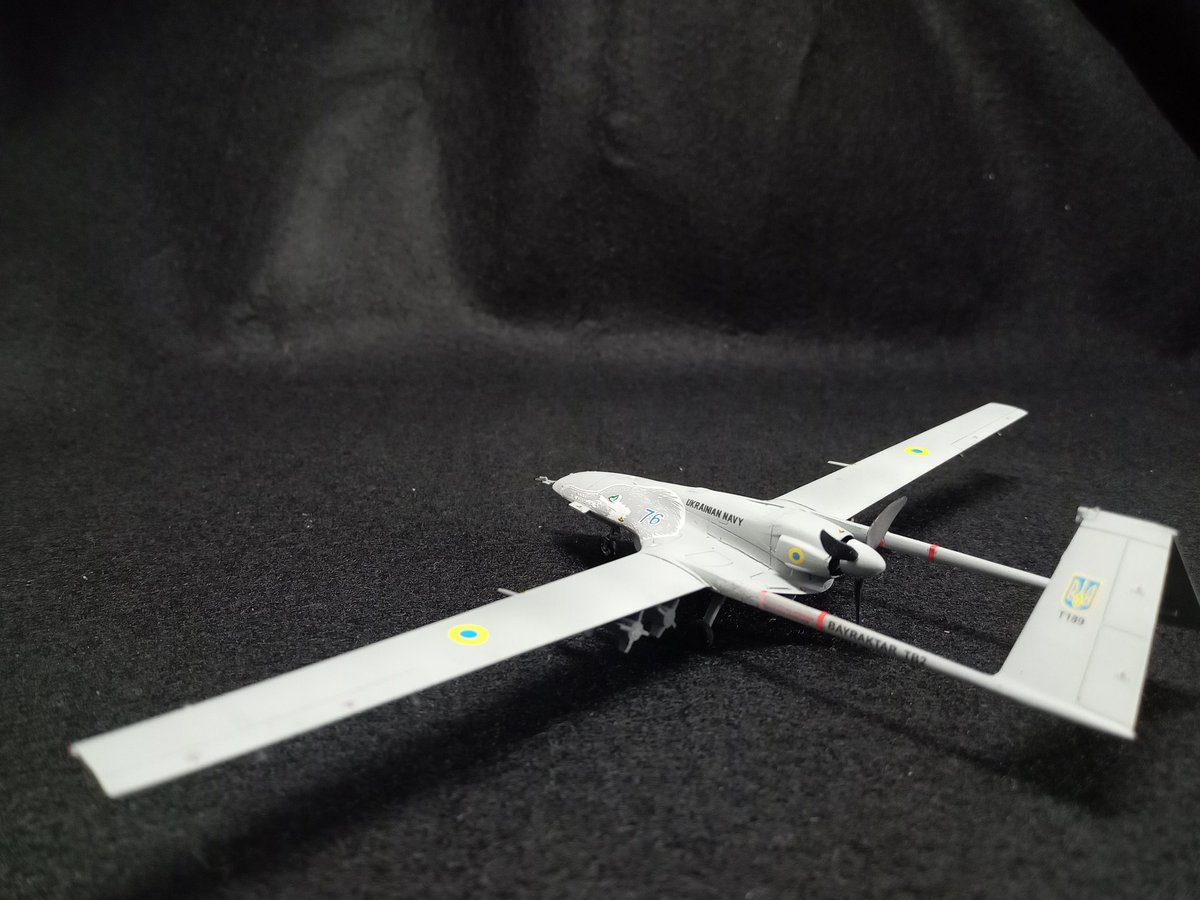 ndnm0d's tweet photo. クリアープロップ！ 1/72 バイラクタル TB.2 完成しました。
トルコのバイカルのいわゆるUAVですね。世界各国で運用されているようです。
ノーズアートと特徴的な尾翼がかっこいいですね。
キットはピトー管とかほぼ芋付けで多少難しいですが他はとても組みやすかったです。 https://t.co/pYYO4sTwcn