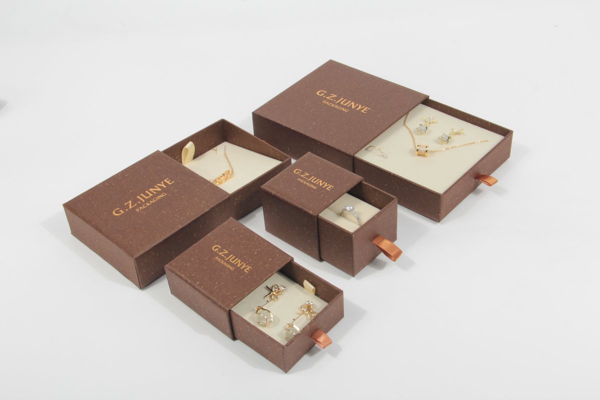 JunyeTracy's tweet photo. Fancy paper drawer boxes for jewelry sets. 🔥
Custom your own box size, color and logo design. 👏
Welcome to contact us at any time!😘
#EcoFriendly #PackagingDesign #junye #box #paperbox #giftbox #jewelrybox #apparel #jewelry #pouch https://t.co/Hz7jW2LCTs
