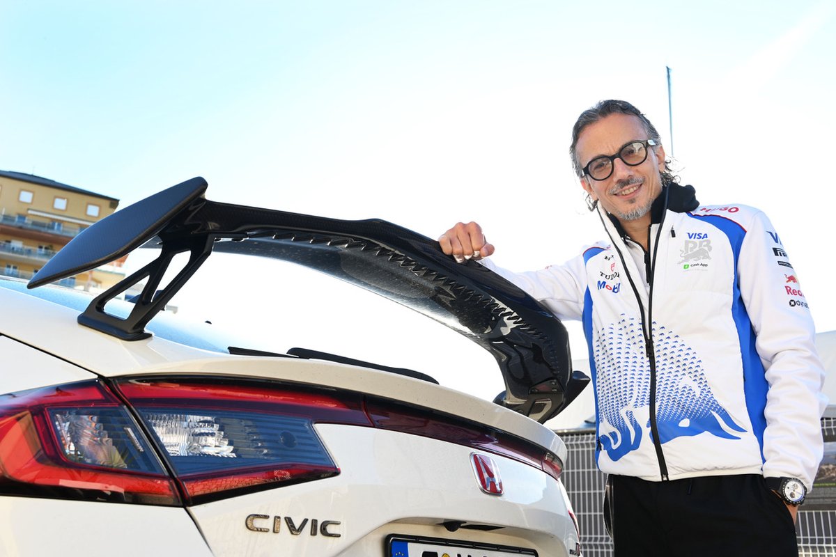 Cette semaine dans <a href="/autohebdo/">AUTOhebdo</a>, balade en <a href="/Honda/">Honda</a> Type R avec Laurent Mekies, Team Principal de Racing Bulls. De Toro Rosso à <a href="/ScuderiaFerrari/">Scuderia Ferrari HP</a> en passant par la <a href="/fia/">FIA</a>, le manager français nous invite à un voyage au cœur de la <a href="/F1/">Formula 1</a>. Moteur.
<a href="/visacashapprb/">Visa Cash App Racing Bulls F1 Team</a> 
<a href="/AssetBernard/">Asset Bernard</a> 
#Faenza