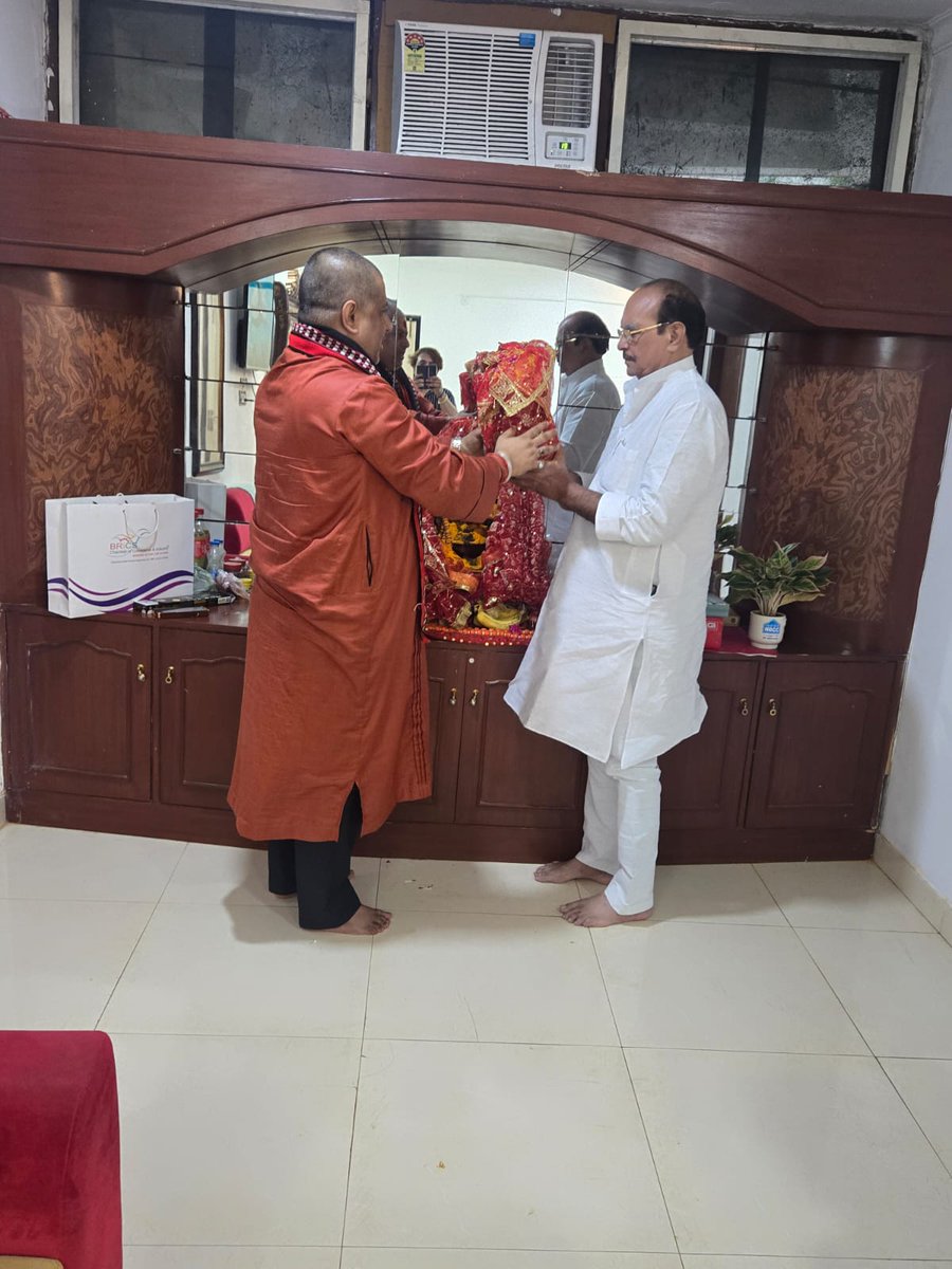 मां कामाख्या धाम में पूज्य शंकराचार्य जी द्वारा आत्मीय स्वागत और आशीर्वाद प्राप्त हुआ।