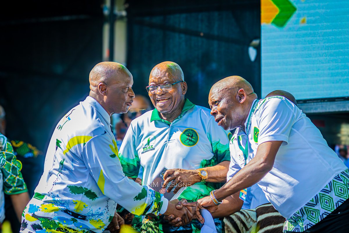 IndWorldThinker's tweet photo. Strong leaders are bound by truth.
Weak leaders are bound by temptations. 
🖤🖤💚💚💚🖤🖤
President Zuma resisted R20million offer after 1994. And resisted R2billion in 2016/17 from #ZumaMustFall merchants. 

Last year, he resisted billions of rands offer from funders. What a man https://t.co/fVTTYnH4LP