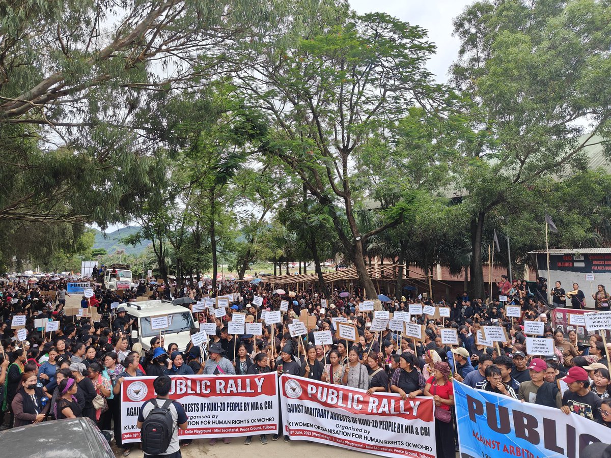 Chengchengpi's tweet photo. Manipur : Lamka📍
The @Kwohr2013 organised a Public Rally where thousands of protesters from the #Kuki Community marched through the streets, protesting against the Arbitrary arrests of Kuki individuals by @NIA_India &amp; @CBIHeadquarters

@vijaita @PIBHomeAffairs @ANI @MIB_India https://t.co/xA0pxAKyJ0