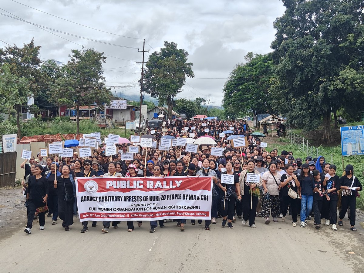 Chengchengpi's tweet photo. Manipur : Lamka📍
The @Kwohr2013 organised a Public Rally where thousands of protesters from the #Kuki Community marched through the streets, protesting against the Arbitrary arrests of Kuki individuals by @NIA_India &amp; @CBIHeadquarters

@vijaita @PIBHomeAffairs @ANI @MIB_India https://t.co/xA0pxAKyJ0