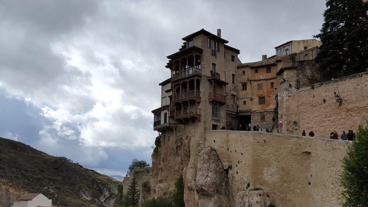 ¡La #RecomendaciónViajera del día! Nos vamos a ver "Las Casas Colgadas, Cuenca, España", a menos de dos horas de Madrid. Y siempre te puedes quedar a dormir en el #ParadorDeCuenca de <a href="/paradores/">Paradores de Turismo</a>, con unas vistas espectaculares.... ¡como estas! #CuencaEnamora #TurismoSomosTodos