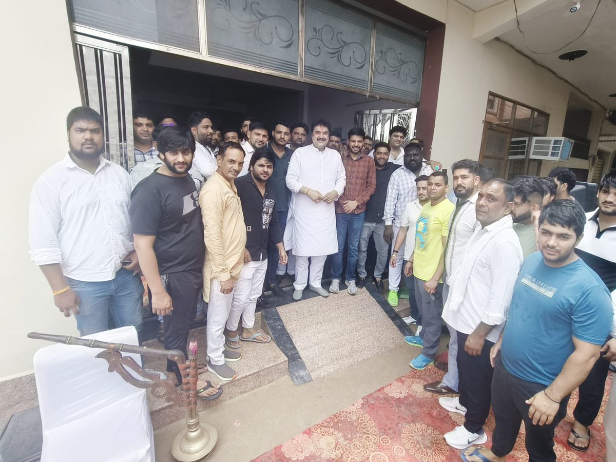 Kuldeep Bishnoi (@bishnoikuldeep) on Twitter photo 3. рдмрд╛рджрд╢рд╛рд╣рдкреБрд░, рдкрдЯреМрджреА рдФрд░ рдЧреБрд░реБрдЧреНрд░рд╛рдо рдореЗрдВ рдЖрдЬ рдХрд╛рд░реНрдпрдХрд░реНрддреНрддрд╛ рд╕рд╛рдерд┐рдпреЛрдВ рд╕реЗ рдореБрд▓рд╛рдХрд╛рдд рдХреА рдФрд░ рдЙрдирдХреА рд╕рдорд╕реНрдпрд╛рдПрдВ рд╕реБрдирдХрд░ рдЙрдиреНрд╣реЗрдВ рдкреНрд░рджреЗрд╢ рд╕рд░рдХрд╛рд░ рдХреЗ рд╕рдордХреНрд╖ рд░рдЦрдХрд░ рджреВрд░ рдХрд░рд╡рд╛рдиреЗ рдХрд╛ рдЖрд╢реНрд╡рд╛рд╢рди рджрд┐рдпрд╛ред рджрдХреНрд╖рд┐рдг рд╣рд░рд┐рдпрд╛рдгрд╛ рдореЗрдВ рд╕рдВрдШрд░реНрд╖ рдХреЗ рд╕рд╛рдерд┐рдпреЛрдВ рдХреЗ рд╕рд╛рде рдореЗрд░рд╛ рджрд┐рд▓ рд╕реЗ рд▓рдЧрд╛рд╡ рд╣реИред рдкреВрд░реНрд╡ рдореБрдЦреНрдпрдордВрддреНрд░реА рдпреБрдЧрдкреБрд░реБрд╖ рд╕реНрд╡. рдЪреМ. рднрдЬрди рд▓рд╛рд▓ рдЬреА рджреНрд╡рд╛рд░рд╛ 3. рдмрд╛рджрд╢рд╛рд╣рдкреБрд░, рдкрдЯреМрджреА рдФрд░ рдЧреБрд░реБрдЧреНрд░рд╛рдо рдореЗрдВ рдЖрдЬ рдХрд╛рд░реНрдпрдХрд░реНрддреНрддрд╛ рд╕рд╛рдерд┐рдпреЛрдВ рд╕реЗ рдореБрд▓рд╛рдХрд╛рдд рдХреА рдФрд░ рдЙрдирдХреА рд╕рдорд╕реНрдпрд╛рдПрдВ рд╕реБрдирдХрд░ рдЙрдиреНрд╣реЗрдВ рдкреНрд░рджреЗрд╢ рд╕рд░рдХрд╛рд░ рдХреЗ рд╕рдордХреНрд╖ рд░рдЦрдХрд░ рджреВрд░ рдХрд░рд╡рд╛рдиреЗ рдХрд╛ рдЖрд╢реНрд╡рд╛рд╢рди рджрд┐рдпрд╛ред рджрдХреНрд╖рд┐рдг рд╣рд░рд┐рдпрд╛рдгрд╛ рдореЗрдВ рд╕рдВрдШрд░реНрд╖ рдХреЗ рд╕рд╛рдерд┐рдпреЛрдВ рдХреЗ рд╕рд╛рде рдореЗрд░рд╛ рджрд┐рд▓ рд╕реЗ рд▓рдЧрд╛рд╡ рд╣реИред рдкреВрд░реНрд╡ рдореБрдЦреНрдпрдордВрддреНрд░реА рдпреБрдЧрдкреБрд░реБрд╖ рд╕реНрд╡. рдЪреМ. рднрдЬрди рд▓рд╛рд▓ рдЬреА рджреНрд╡рд╛рд░рд╛