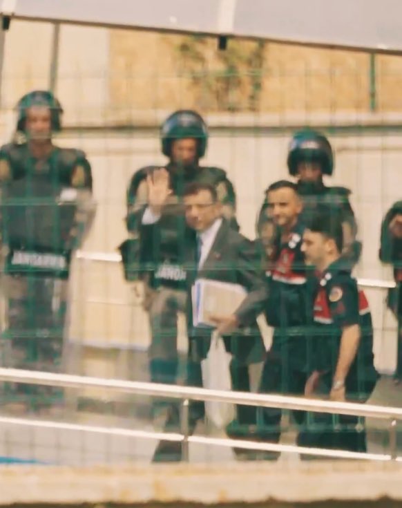 “bunca yıl sönmemiş umudum
nisan değilse mayıs,
perşembe değilse pazar…”