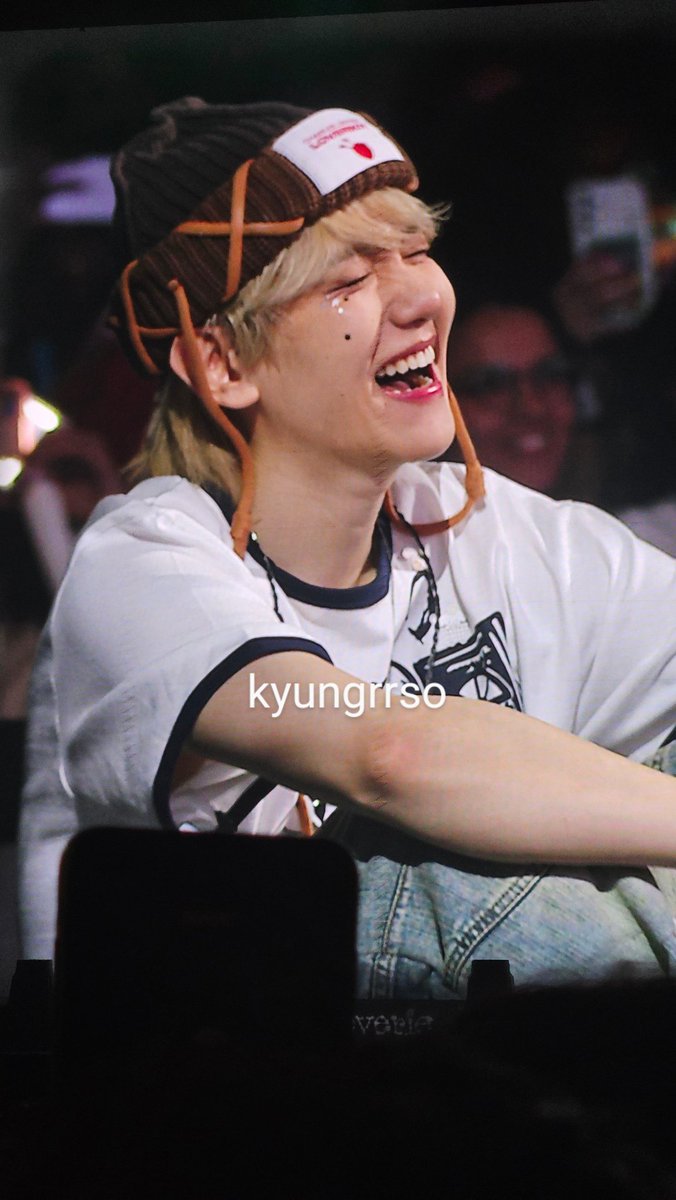 onlyexist4exo's tweet image. baekhyun nunca mais saia da América latina eu n qro ter q voltar a ver ft sua branco q nem papel quando vc é lindo ASSIM