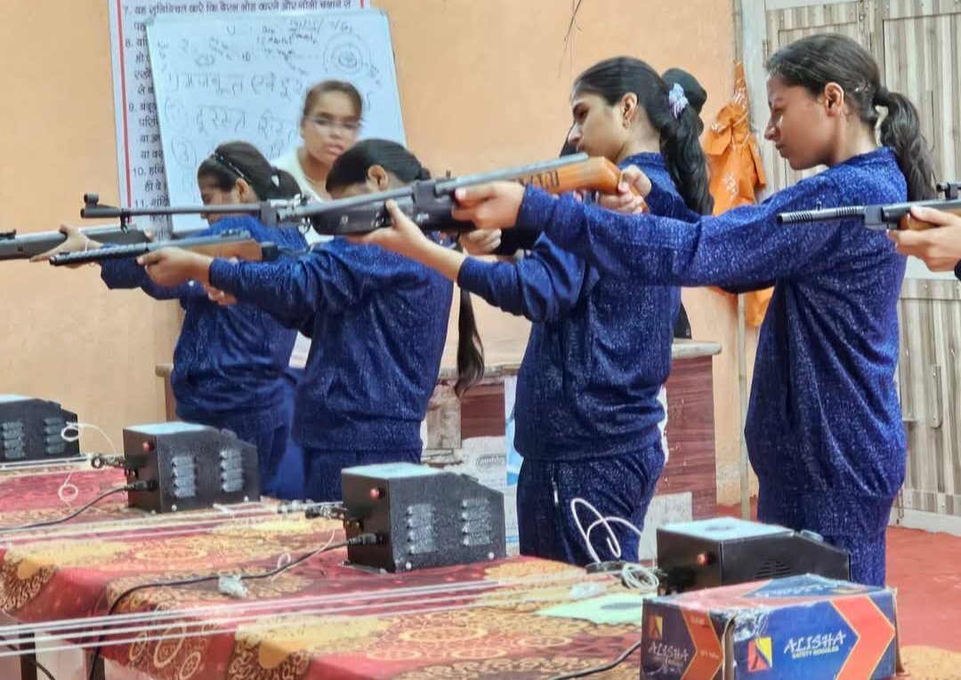 हरियाणा के मॉडल टाउन (करनाल) में बेटियों के लिए एक विशेष गुरुकुल है 
जहां बेटियों को गुरुकुलीय शिक्षा के साथ साथ वो सारी चीजें सिखाई जा रही है जो भविष्य में बहुत काम आएगी।
आने वाला समय युद्ध का है जिन्होंने तैयारी नहीं की वो काटे जाएगी या कन्वर्ट किए जाएंगे।