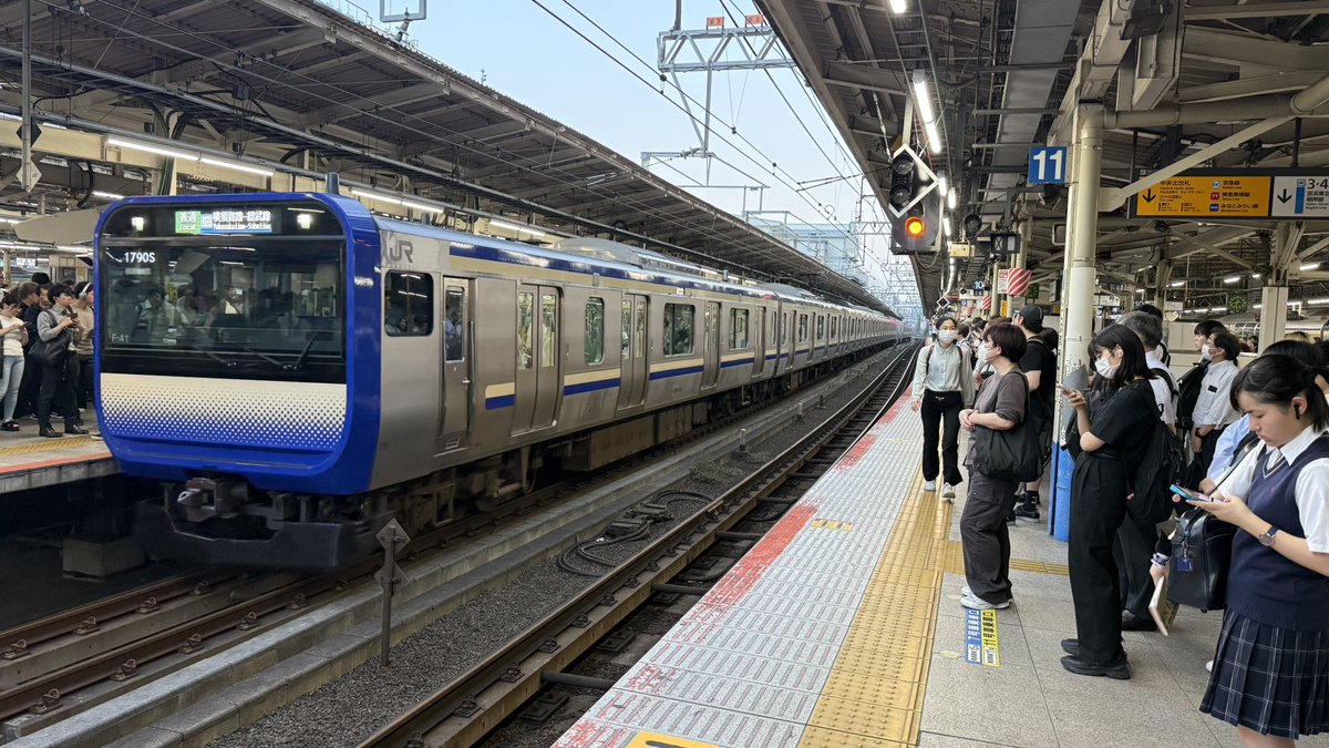 NoPlanTraveller's tweet photo. 横浜駅、横須賀線の車両��障で10番線が使用できず、上り列車は8番線へ迂回 https://t.co/pwu5qN6sQM
