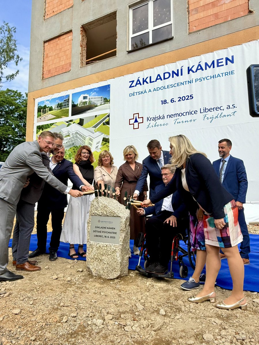 NemLiberec's tweet image. Dnes jsme slavnostně položili základní kámen nového pavilonu dětské a adolescentní psychiatrie. O problematiku duševního zdraví dětí a dospívajících se aktivně zajímala i manželka prezidenta republiky Eva Pavlová, která se společně s akcionáři a zástupci nemocnice akce zúčastnila