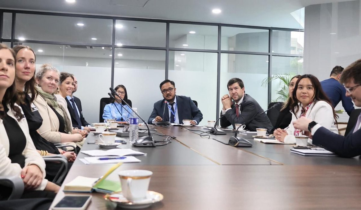 DFAPHL's tweet photo. DFA had a lively discussion w/ visiting USCongress staff, part @unfoundation learning visit, on steering forward PH๐ต๐ญ-US๐บ๐ธ strong bilat & multilateral relations, part of our commitment as treaty allies & as founding members of UN๐บ๐ณ during its 80th anniv #UNat80 #PHUSRelations https://t.co/n4lVejGTKZ