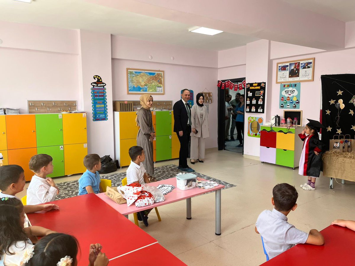 adapazarimem's tweet photo. İlçe Millî Eğitim Müdürümüz Engin Kahraman ve İlçe Şube Müdürlerimiz Ahmet Latif Şahin, Hasan Büyükbaş ilçemiz Nehir Anaokulunu ziyaret ederek öğretmenlerimizle bir araya geldi. Yürütülen eğitim öğretim faaliyetleri için öğretmenlerimize ve okul yöneticilerine teşekkür etti.

@tcmeb
@Yusuf__Tekin
@sakaryavaliligi  
@sakaryamem