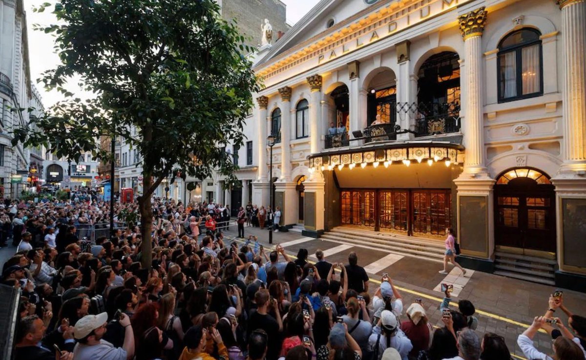 If this is the daily response to Eva Peron being a publicly accessible figure for the west end run of Evita… then it is a work of art and historically accurate perfection from Jamie Lloyd … and that is how I view it. I would love to see Rachel Zegler sing it.